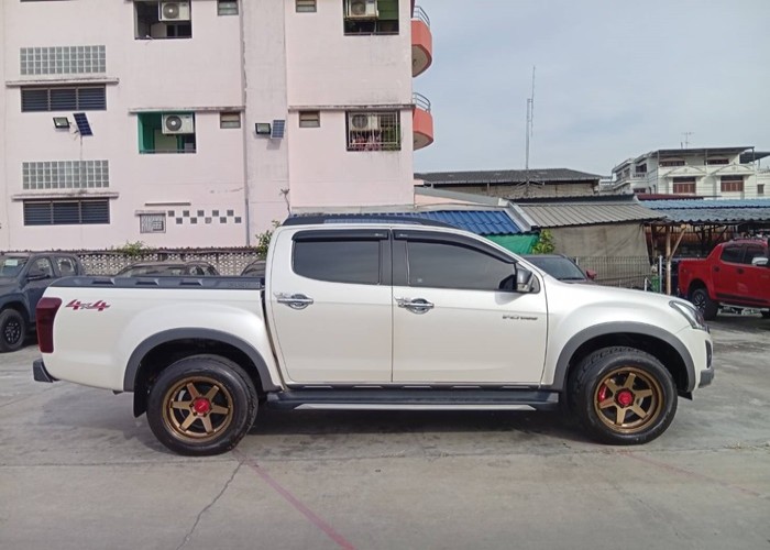 Used 10
                    ISUZU
                     for Sale Image